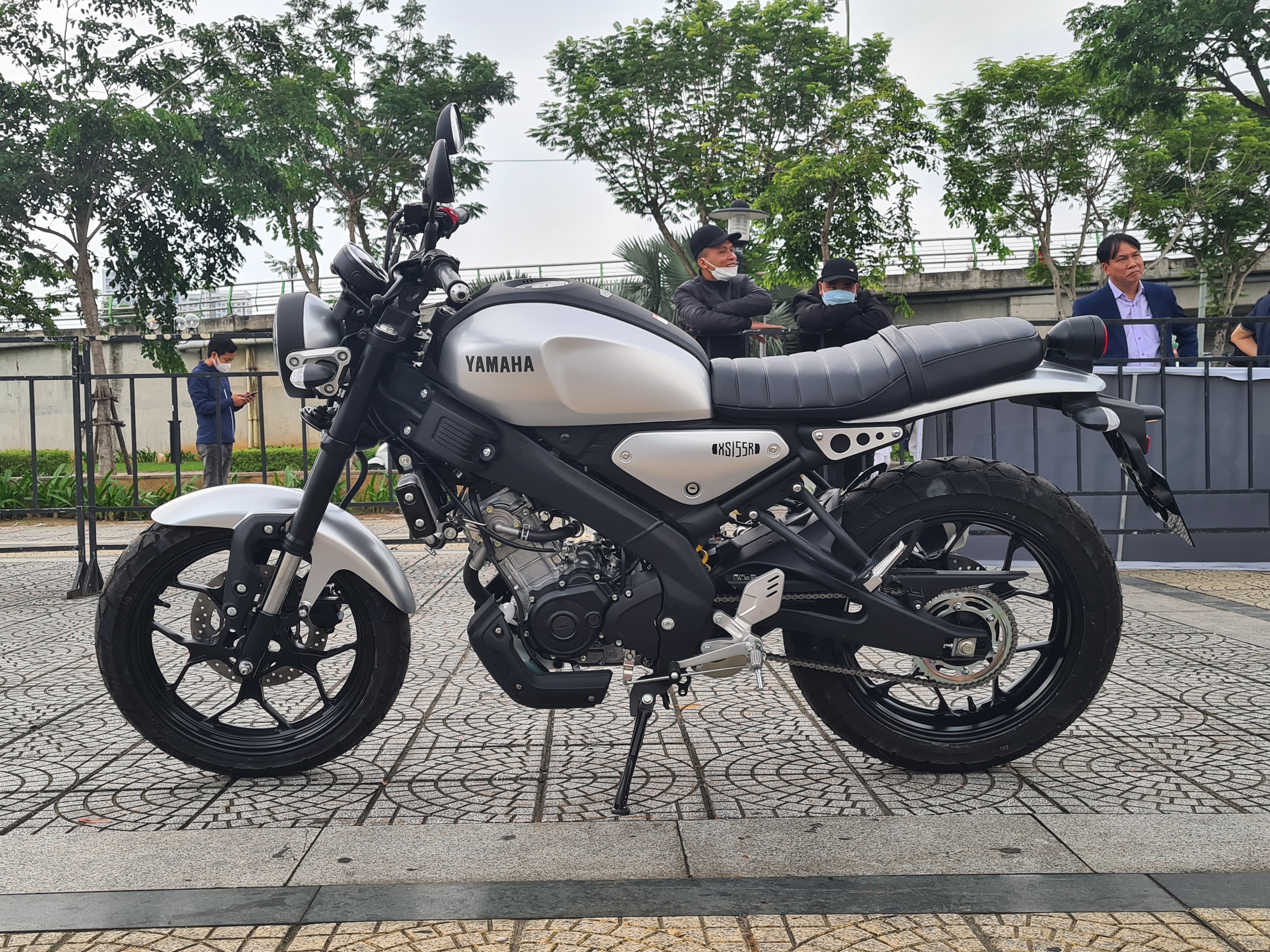 Yamaha cho ra mat xe con tay XS155R va xe may dien NEO'S hinh anh