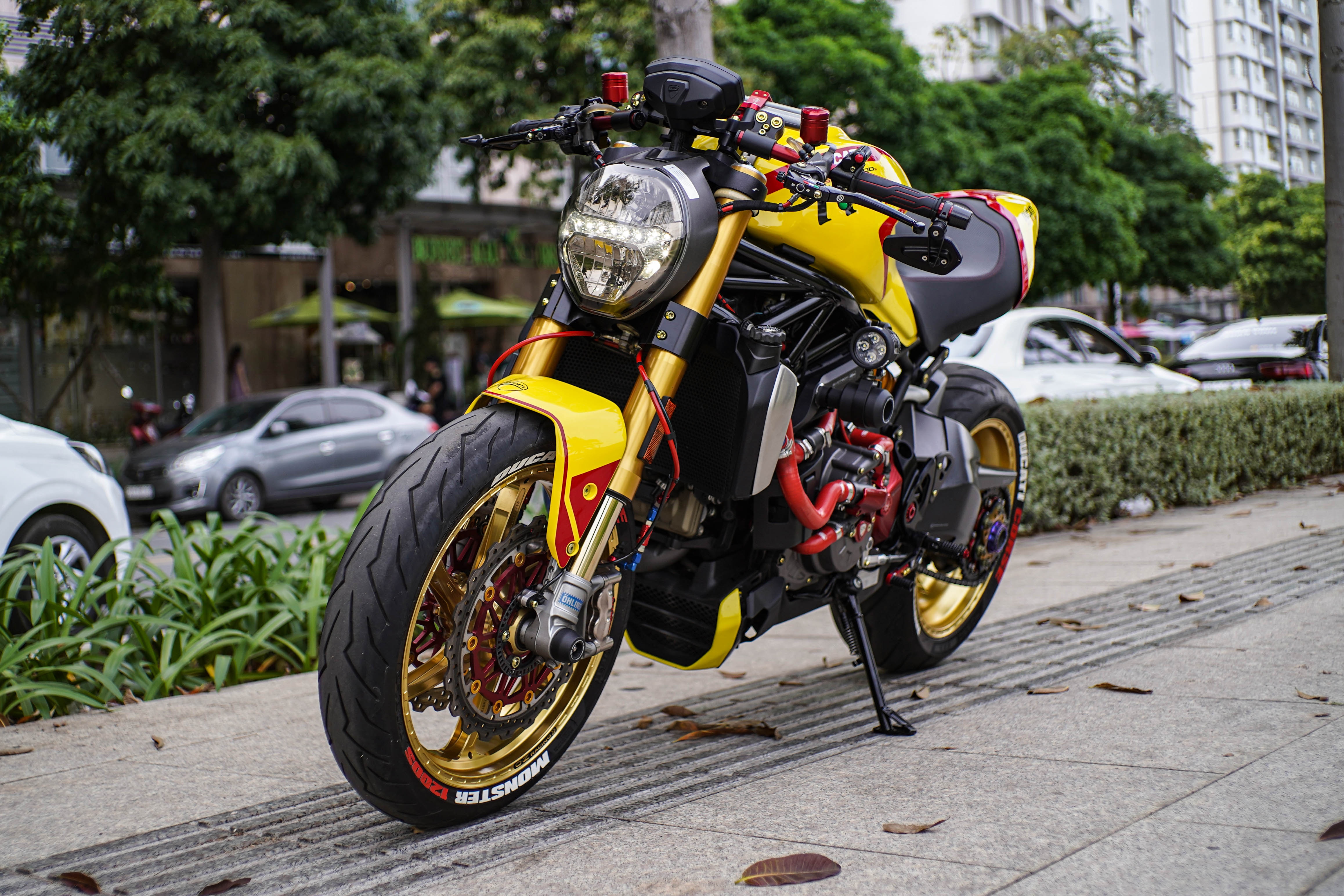 Ducati Monster 1200S lot xac voi goi do 500 trieu dong hinh anh