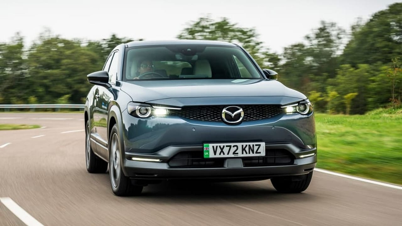 CEO Mazda chau Au chi trich lenh cam xe dong co dot trong hinh anh