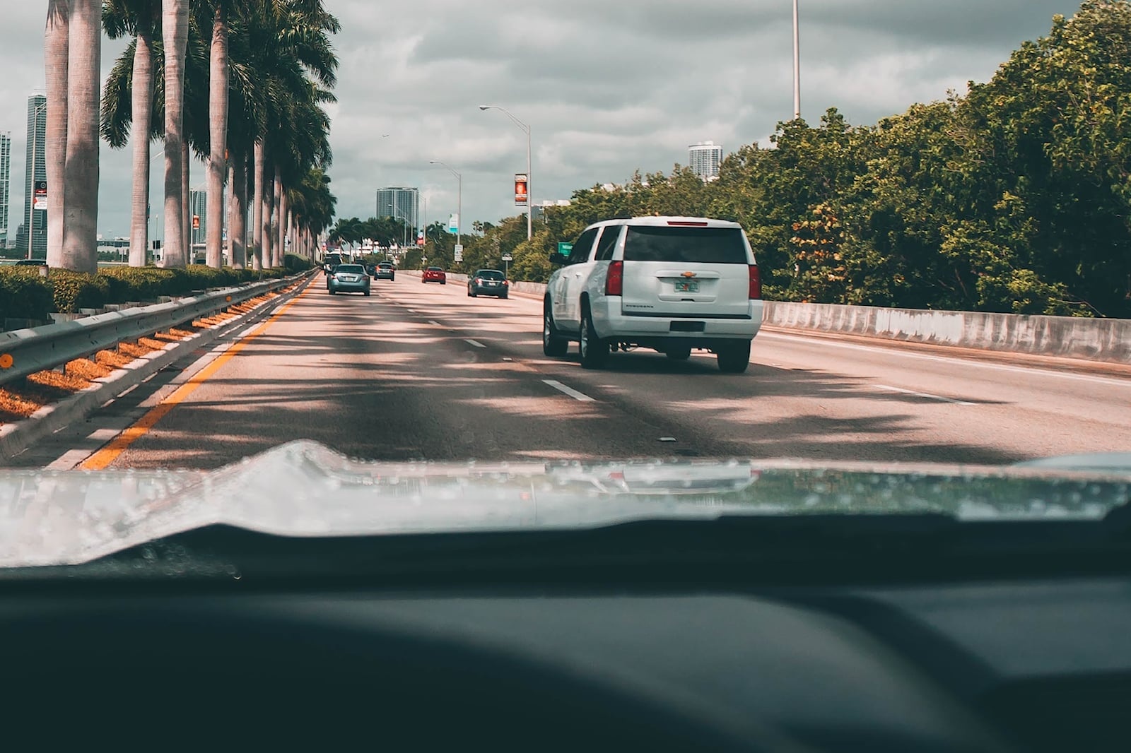 Bang Florida tai My ban hanh lenh phat oto bam lan trai tren cao toc hinh anh