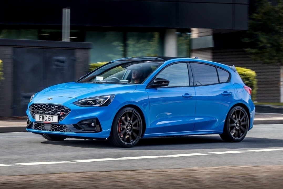 Oto gia dinh tot nhat anh 1