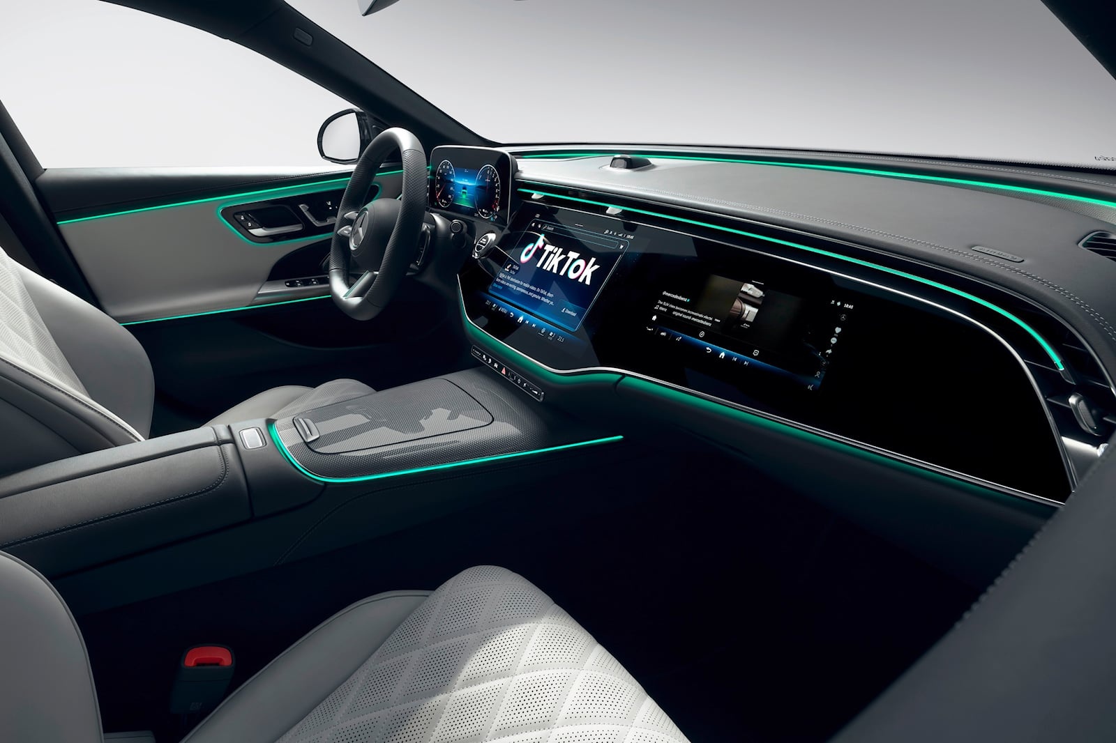 Mercedes-Benz E-Class 2024 se co man hinh sieu rong, tich hop TikTok hinh anh