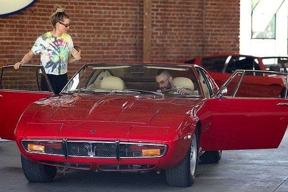 Truong nhom Maroon 5 kien dai ly vi mua nham xe gia hinh anh