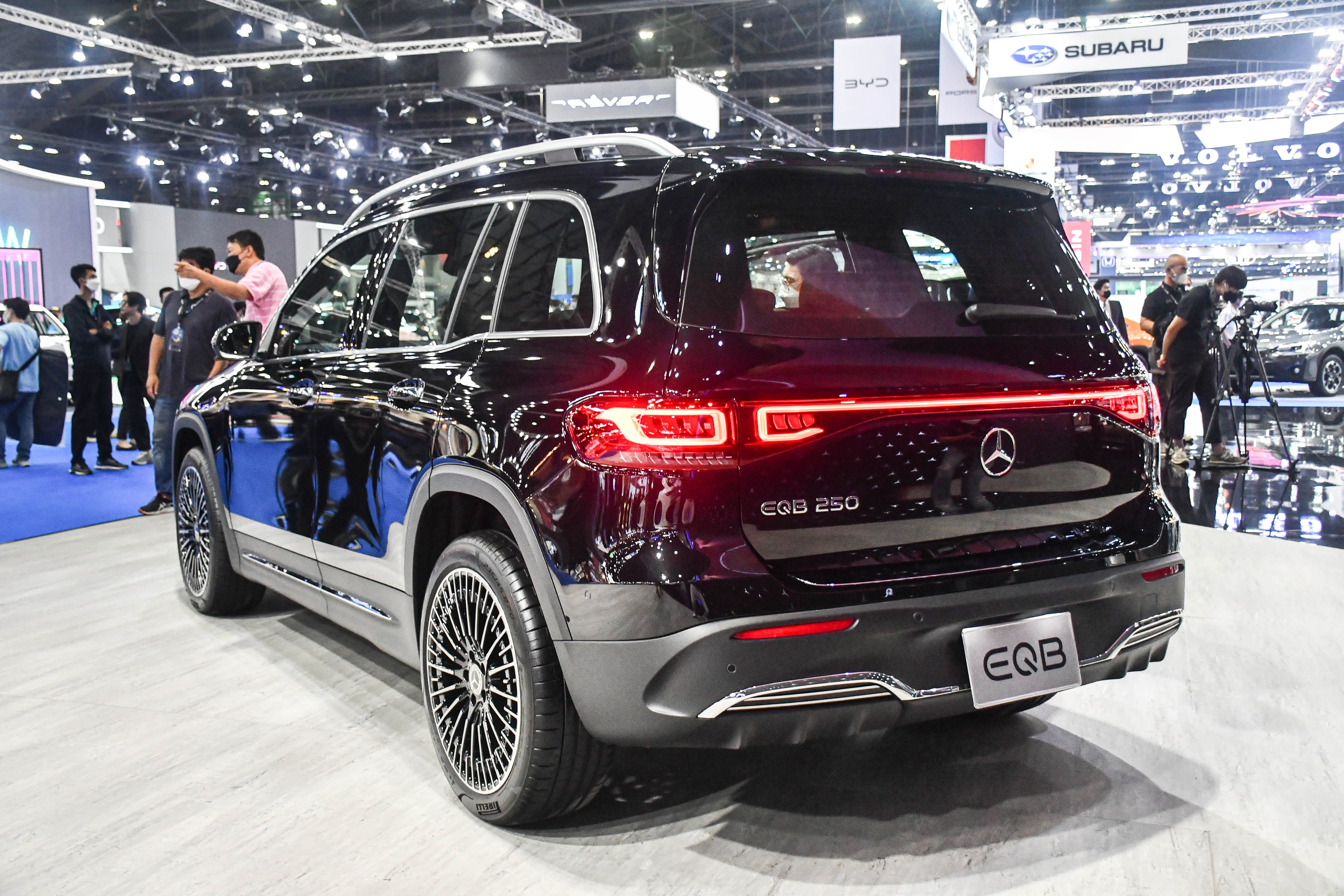 Can canh Mercedes-Benz EQB anh 9