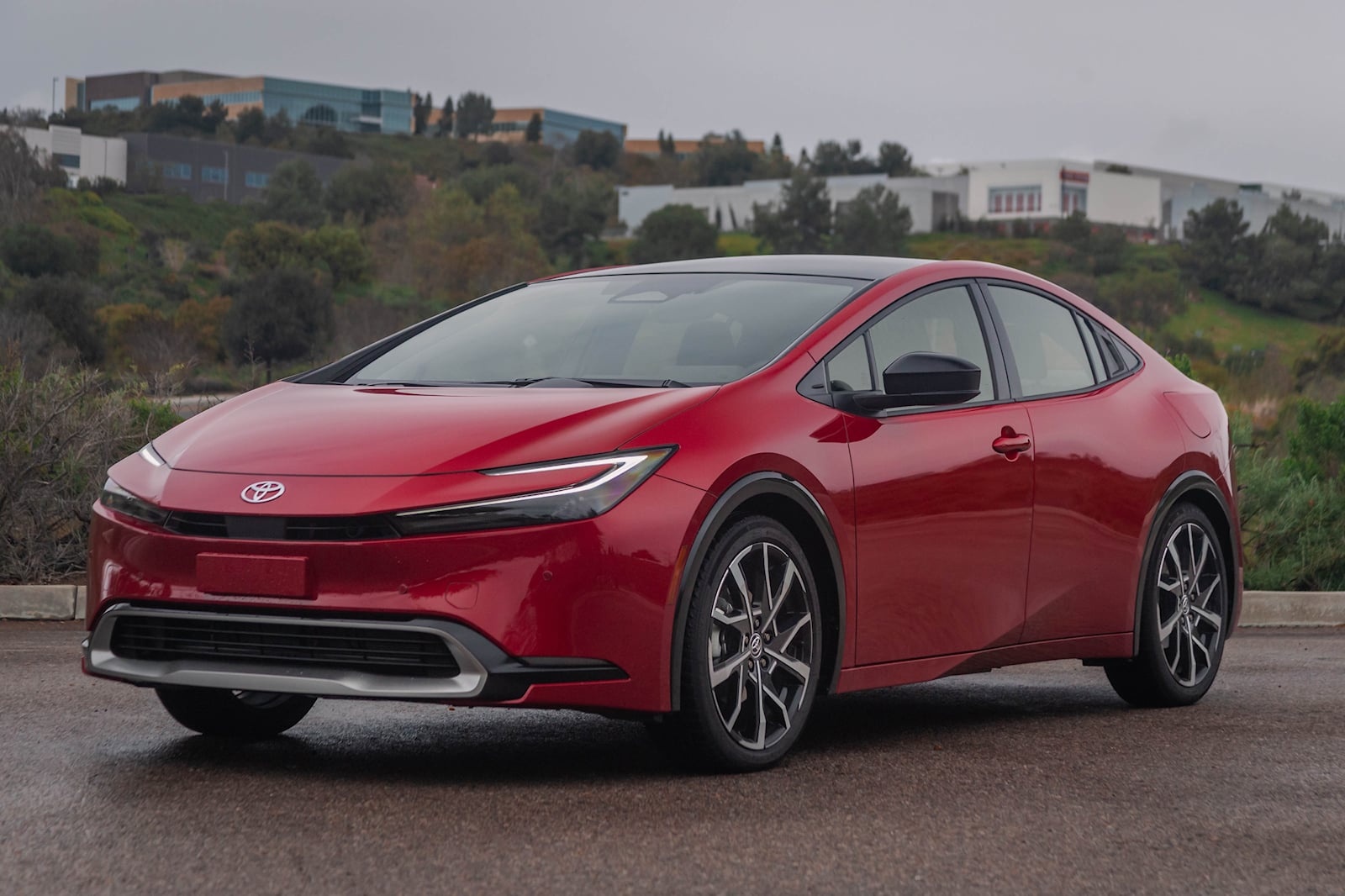 Toyota Prius 2023: Ngoai hinh hien dai, noi that thieu thuc dung hinh anh