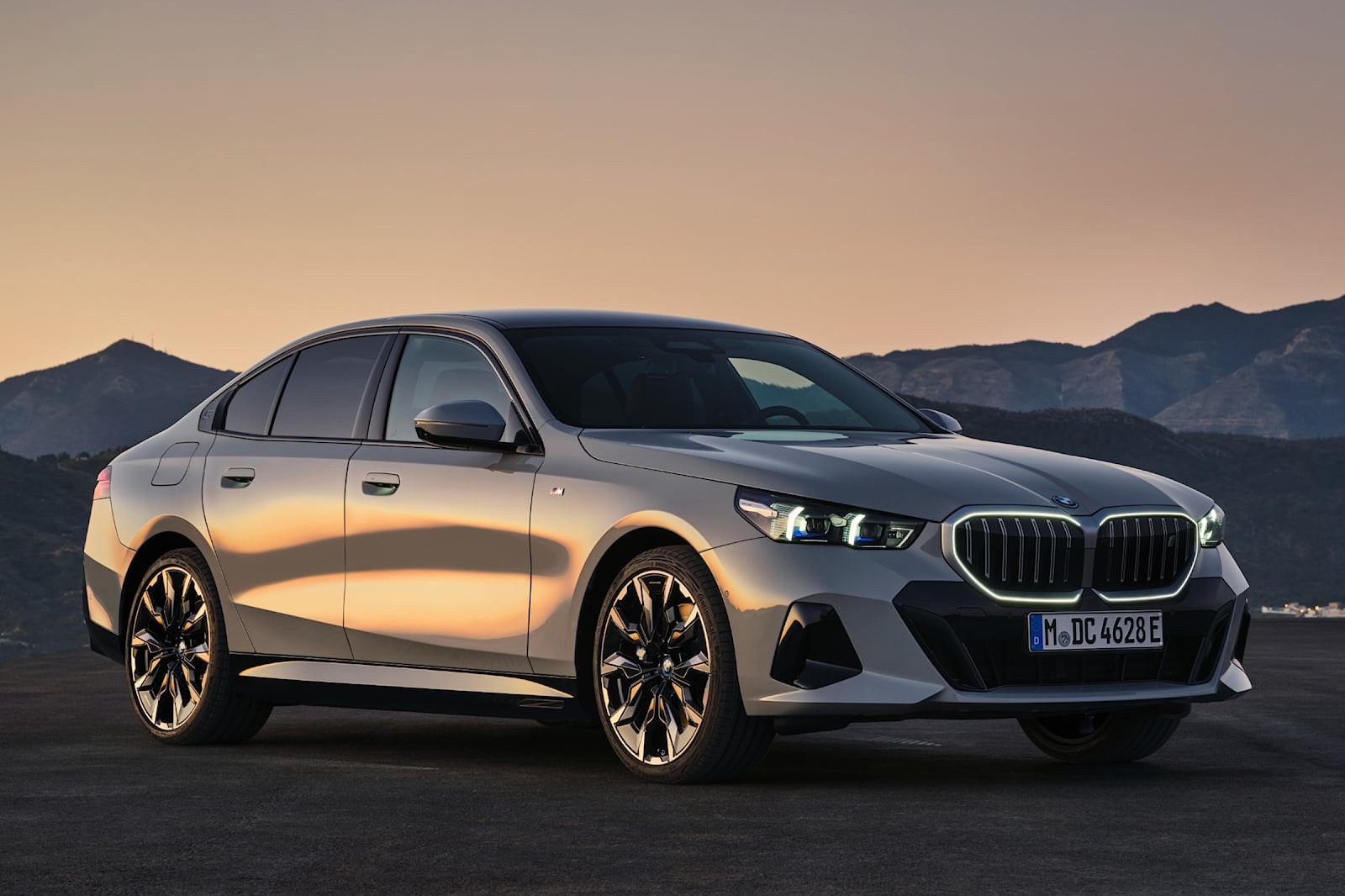 BMW 5-Series G60 anh 20