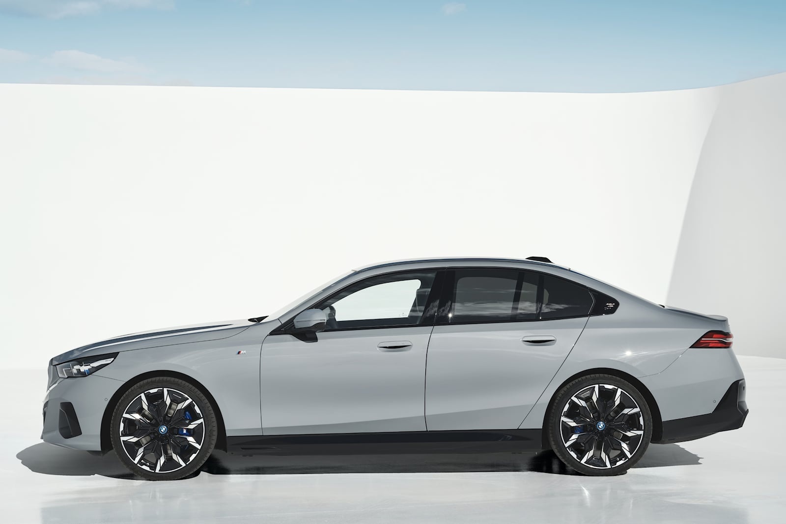 BMW 5-Series G60 anh 4