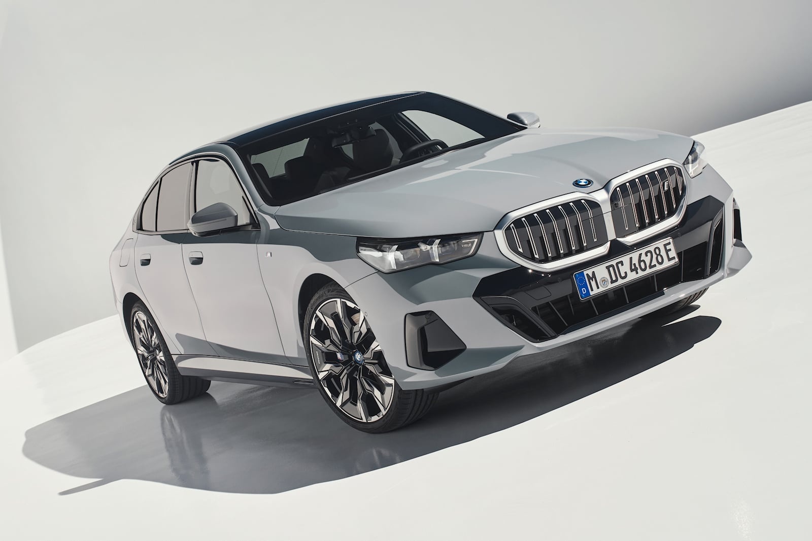 BMW 5-Series the he moi ra mat, co bien the chay dien hinh anh