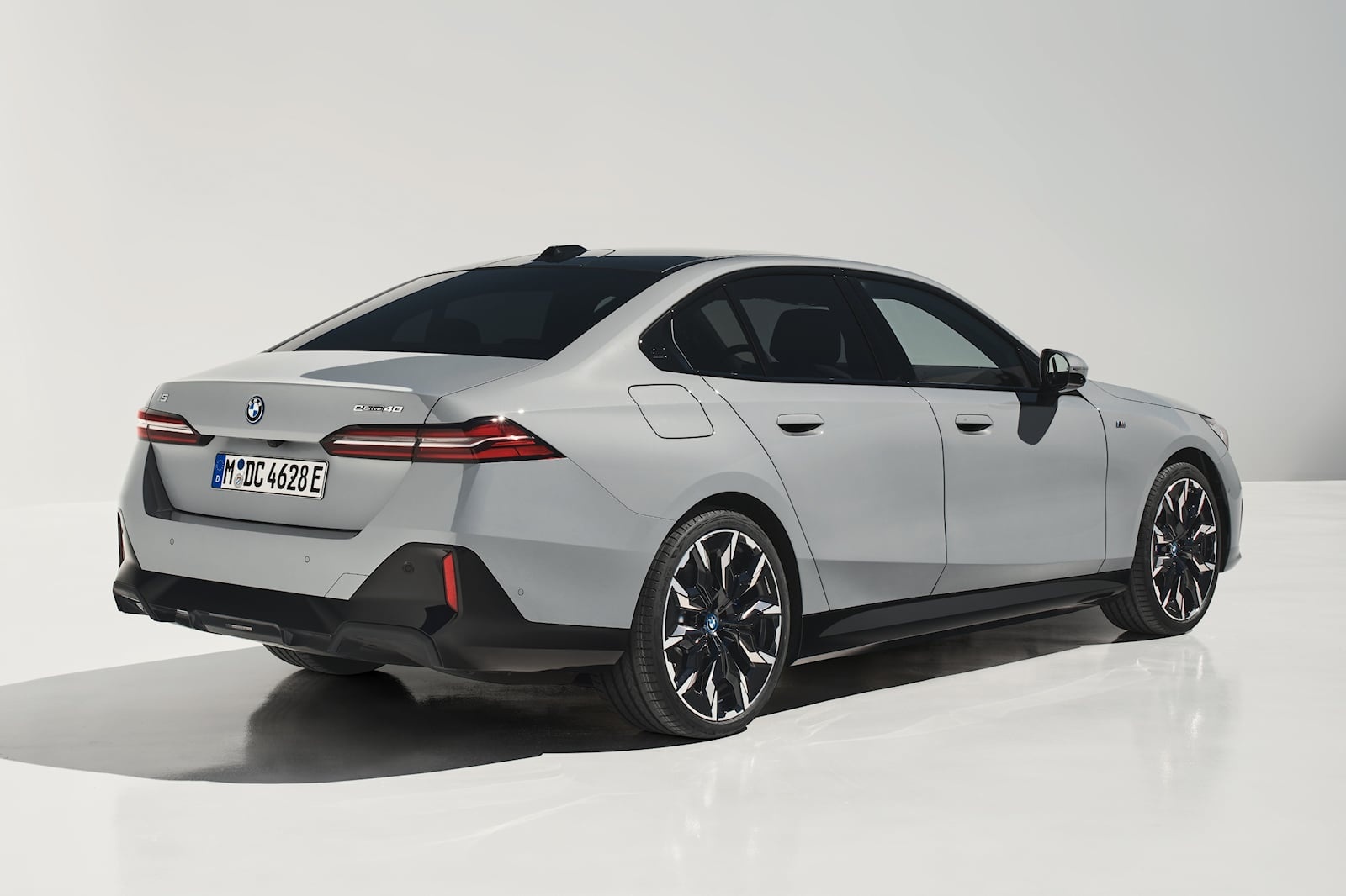 BMW 5-Series G60 anh 23