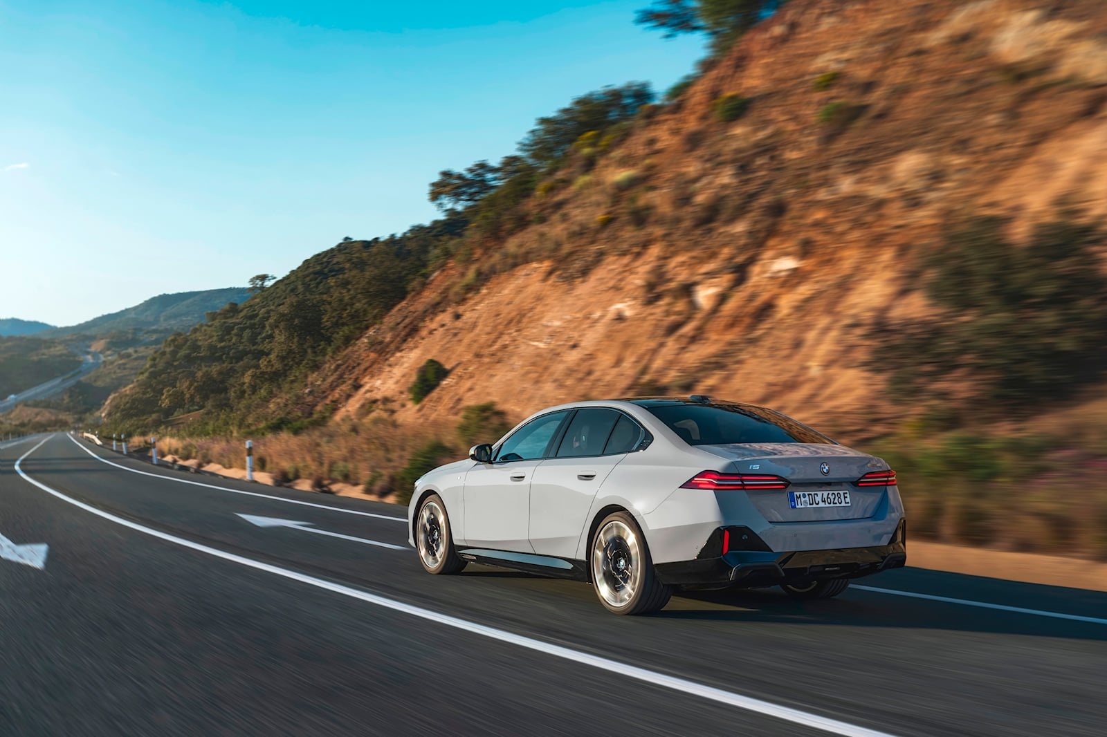 BMW 5-Series G60 anh 19