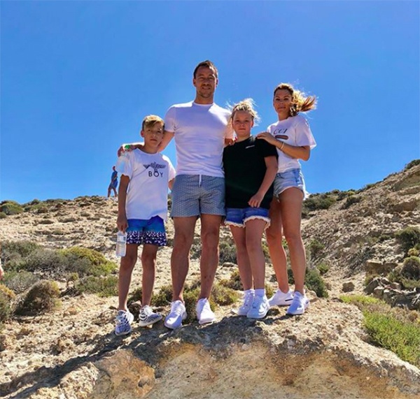 John Terry và gia đình đi nghỉ mát tại Hy Lạp ảnh 1 John Terry va gia dinh di nghi mat tai Hy Lap anh 1