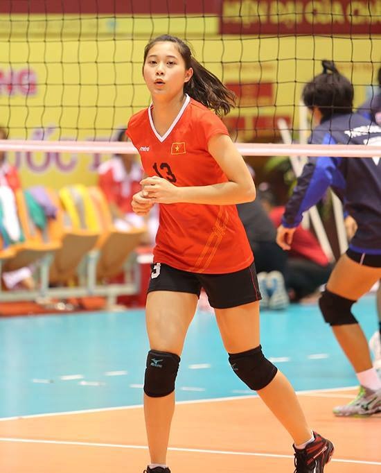 Hoa khoi bong chuyen Dang Thu Huyen,  thuyen truong doi U19 nu Viet Nam anh 4
