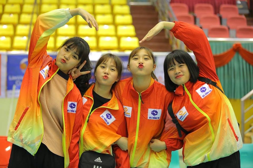 Hoa khoi bong chuyen Dang Thu Huyen,  thuyen truong doi U19 nu Viet Nam anh 9