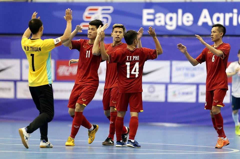 DT Futsal Viet Nam thang dam chu nha Trung Quoc tai giai Tu hung hinh anh