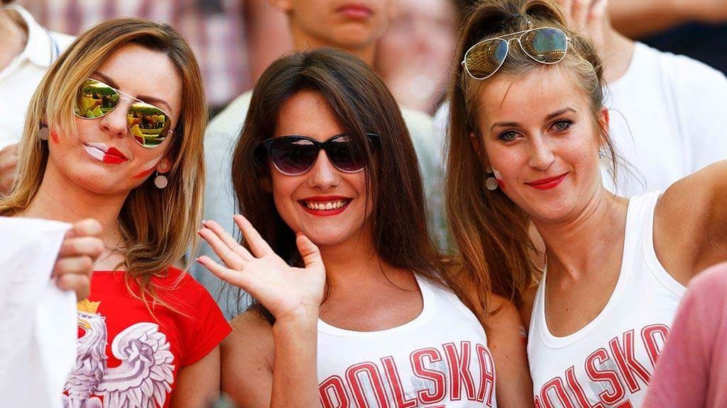 Dàn mỹ nhân đẹp ngút trời cổ vũ trận đấu giữa Ba Lan và Colombia ảnh 2 Dan my nhan dep ngut troi co vu tran dau giua Ba Lan va Colombia anh 2