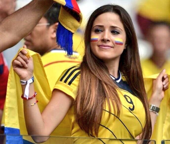 Dàn mỹ nhân đẹp ngút trời cổ vũ trận đấu giữa Ba Lan và Colombia ảnh 3 Dan my nhan dep ngut troi co vu tran dau giua Ba Lan va Colombia anh 3