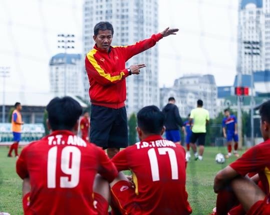 Tuyen U19 Viet Nam that vong vi Indonesia cho tap mat san xau hinh anh