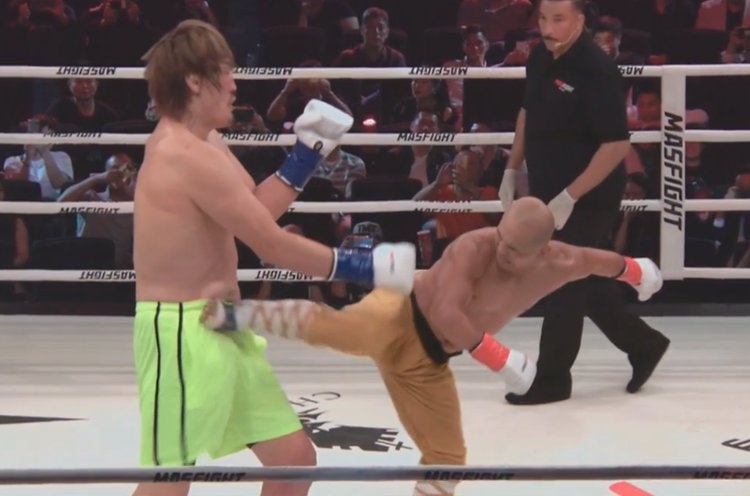 Nhat Long danh bai vo si cao 2,18 m bang don da gay tranh cai hinh anh