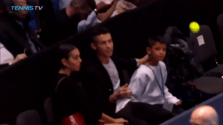 Ronaldo 'bat bong' trong tran dau Djokovic gap Isner tai ATP Finals hinh anh