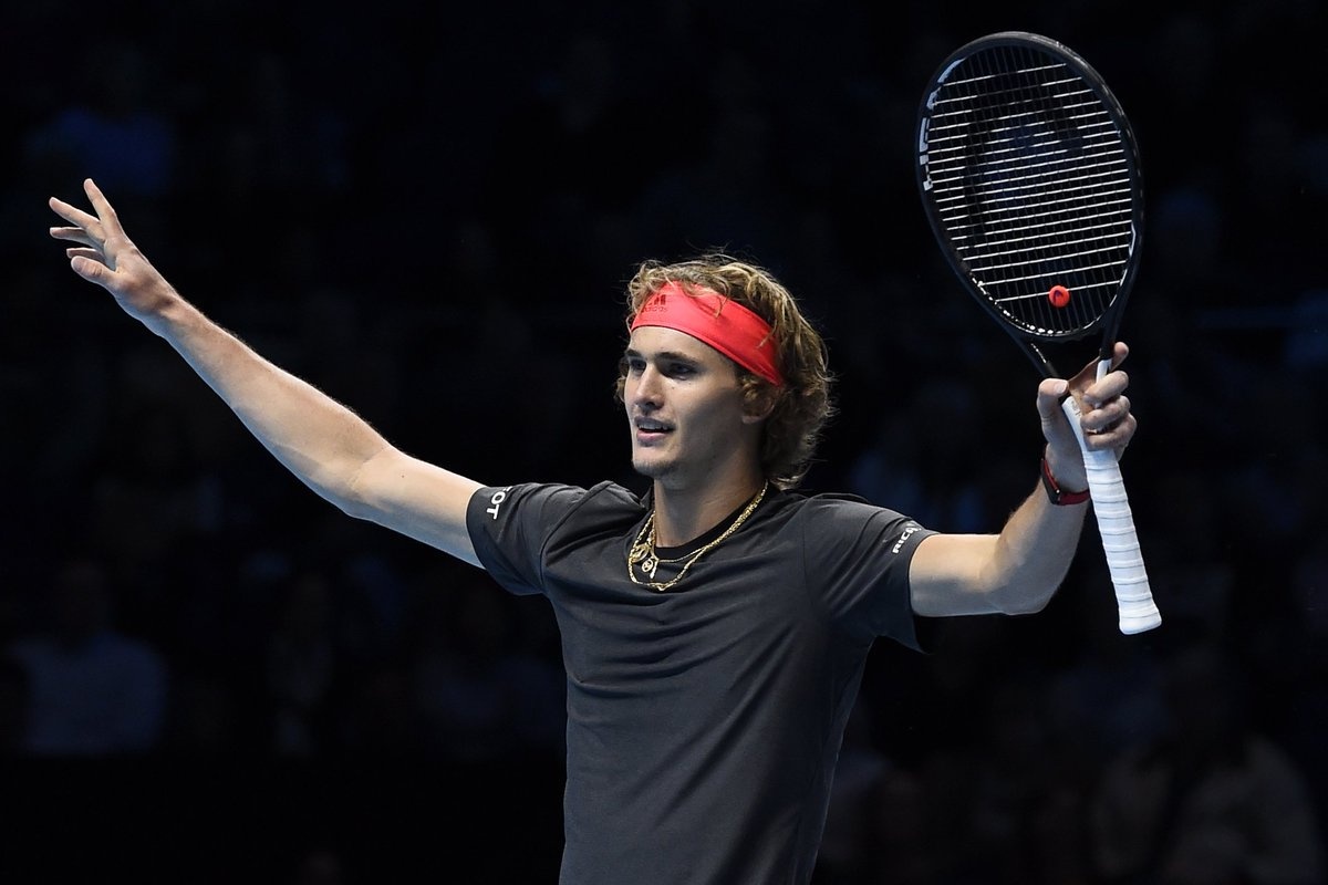 Federer guc nga truoc sao tre Zverev tai ban ket ATP Finals hinh anh