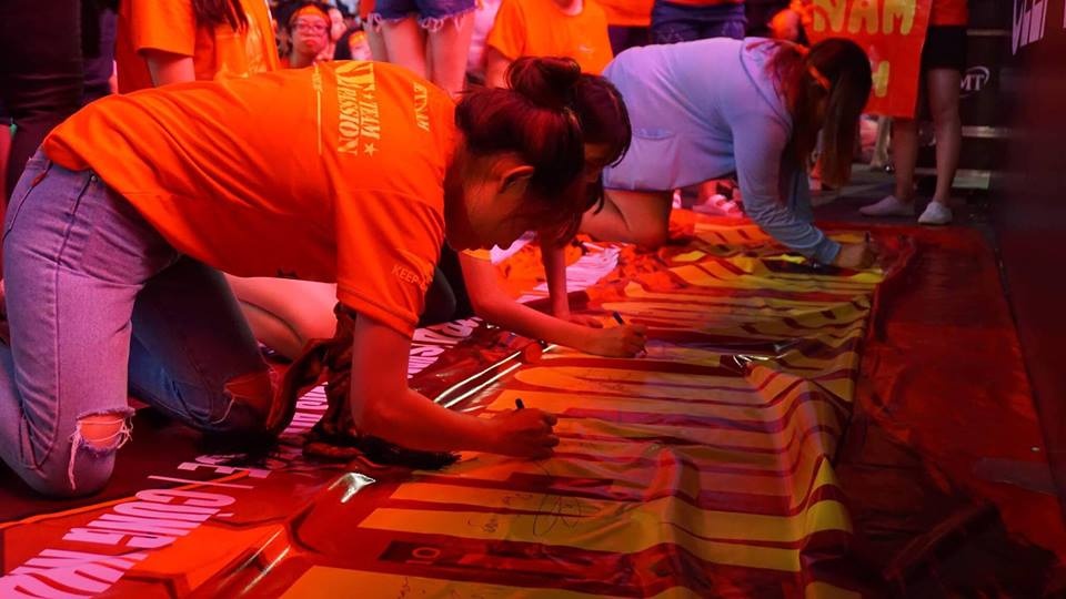 10.000 chu ky tiep lua doi tuyen Viet Nam anh 1