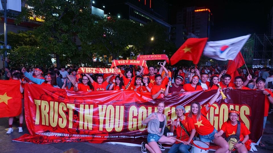 10.000 chu ky tiep lua cho tuyen Viet Nam tai chung ket AFF Cup hinh anh