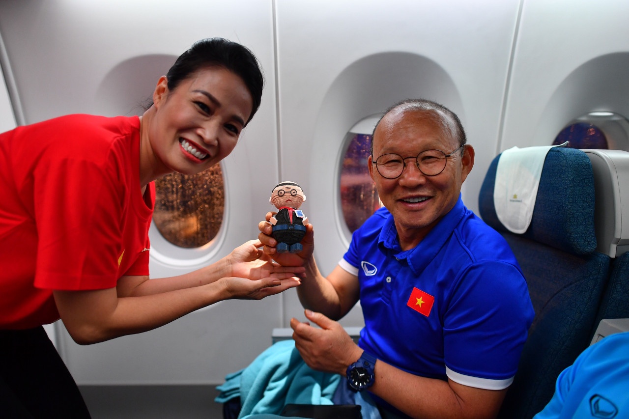HLV Park Hang-seo tro ve Han Quoc tham du tran bong tu thien hinh anh