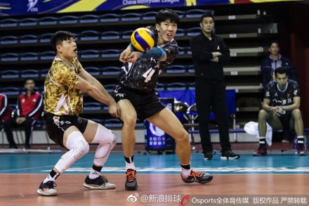 Huan luyen vien danh van dong vien nhap vien anh 1