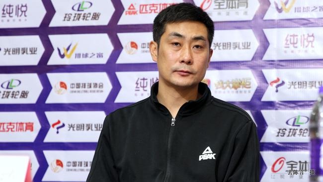 HLV hanh hung cau thu bong chuyen anh 1