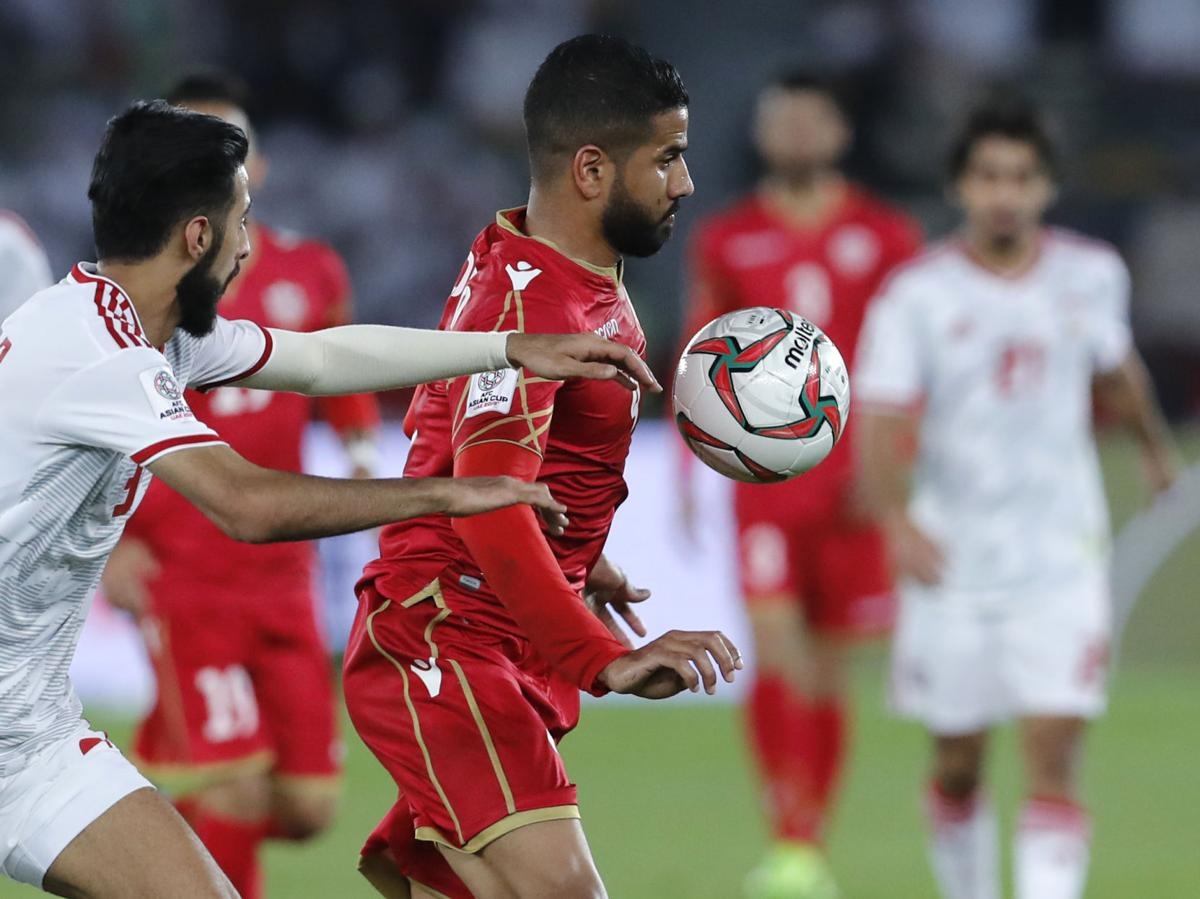 Quả Penalty gây tranh cãi trong trận Bahrain và UAE ảnh 1 Qua Penalty gay tranh cai trong tran Bahrain va UAE anh 1