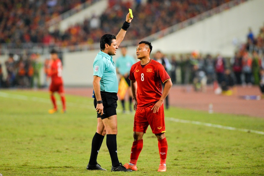 Trong tai cam coi chung ket luot ve AFF Cup bat tran Viet Nam - Jordan hinh anh