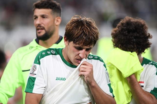 Cau thu Iraq dinh nghi an choi dem truoc tran gap Qatar tai Asian Cup hinh anh