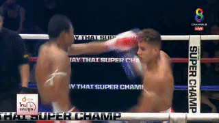 Vo si Muay Thai tung cu da khien doi thu trat khop vai hinh anh