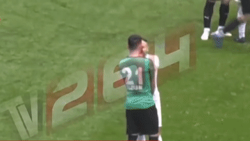 Cau thu mang vat sac vao san tan cong doi phuong tai Tho Nhi Ky hinh anh