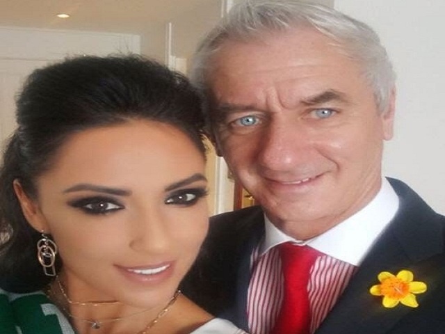 Huyen thoai Liverpool cau hon ca si kem 22 tuoi hinh anh