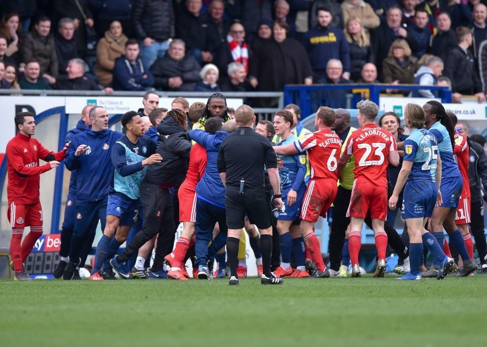 3 cầu thủ bị đuổi khỏi sân vì ẩu đả tại Anh ảnh 1 3 cau thu bi duoi khoi san vi au da tai Anh anh 1