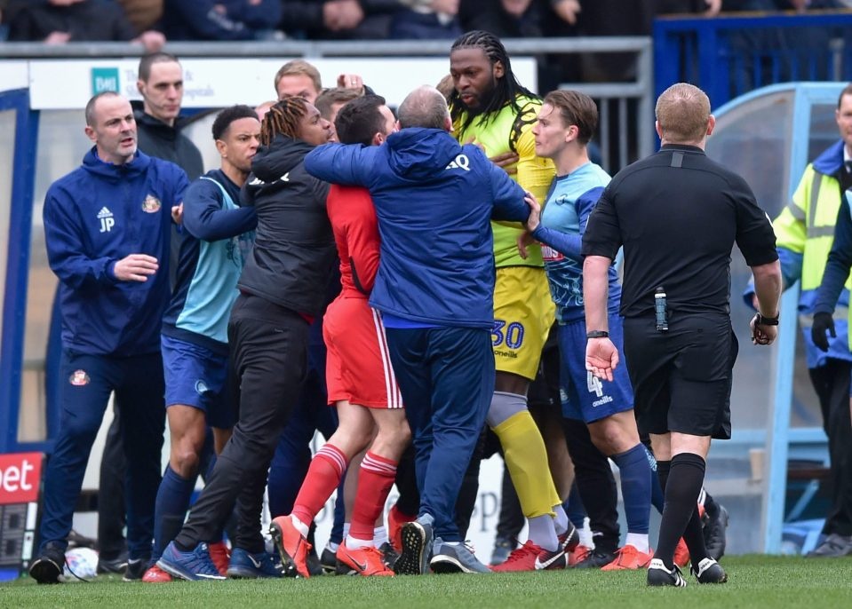 3 cau thu nhan the do sau khi au da tren san o phut bu gio hinh anh