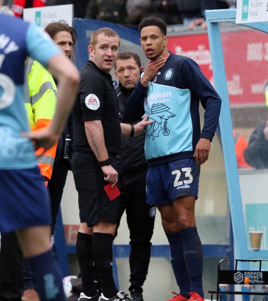 3 cầu thủ bị đuổi khỏi sân vì ẩu đả tại Anh ảnh 2 3 cau thu bi duoi khoi san vi au da tai Anh anh 2