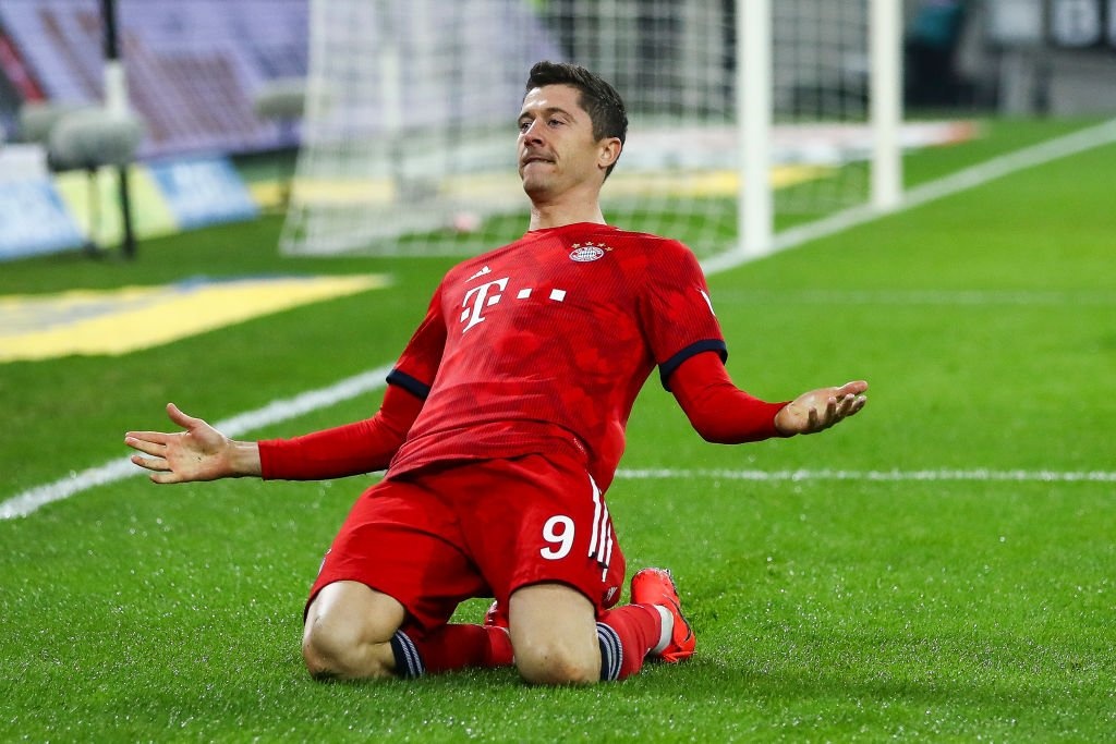 Toa sang 2 tran gan nhat, Lewandowski lap ky luc tai Bundesliga hinh anh