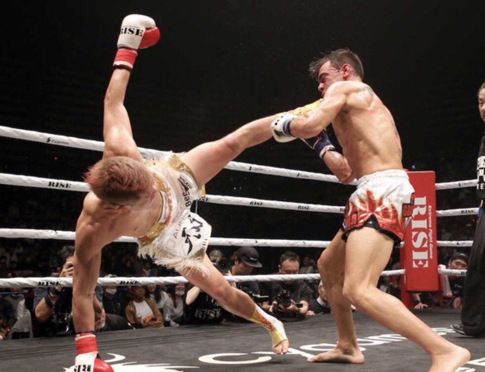 'Than dong' kickboxing Nhat Ban tung cu da ha guc doi thu hinh anh