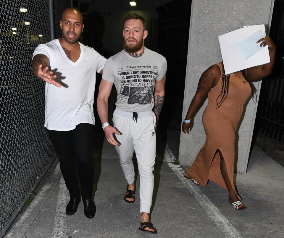 Gã điên UFC McGregor bị bắt vì cướp điện thoại ảnh 1 Ga dien UFC McGregor bi bat vi cuop dien thoai anh 1