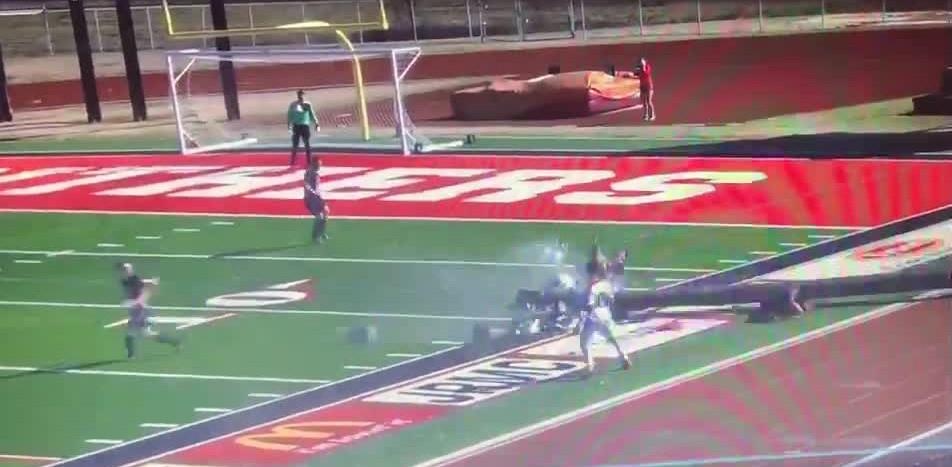 Cot den do tai mot san bong da lam 2 nguoi bi thuong anh 1