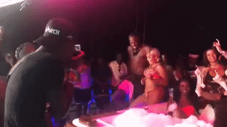 Usain Bolt nhay mua cung nu ca si Ashanti tai Carnival hinh anh