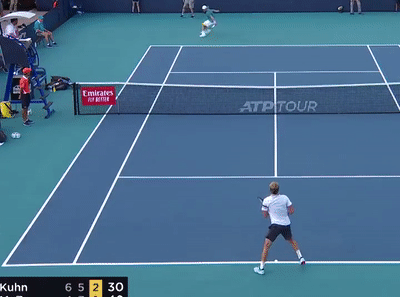 Sao tre quan vot do guc xuong san vi chan thuong hinh anh