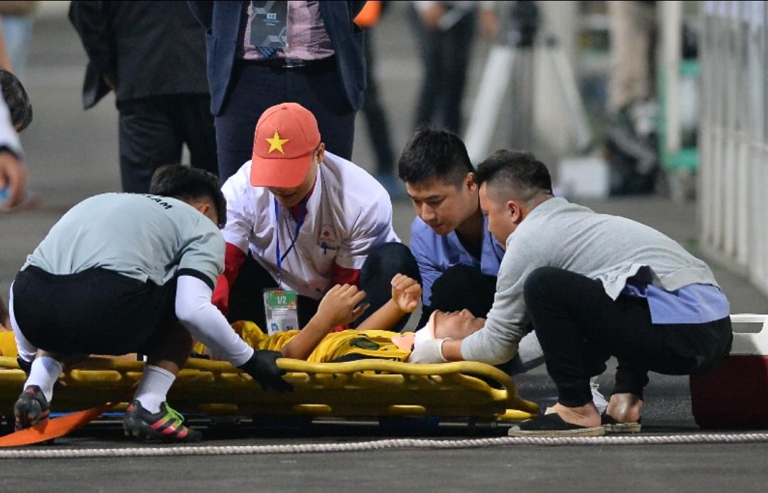 Cầu thủ Brunei rời sân trên cáng nhập viện ảnh 2 Cau thu Brunei roi san tren cang nhap vien anh 2