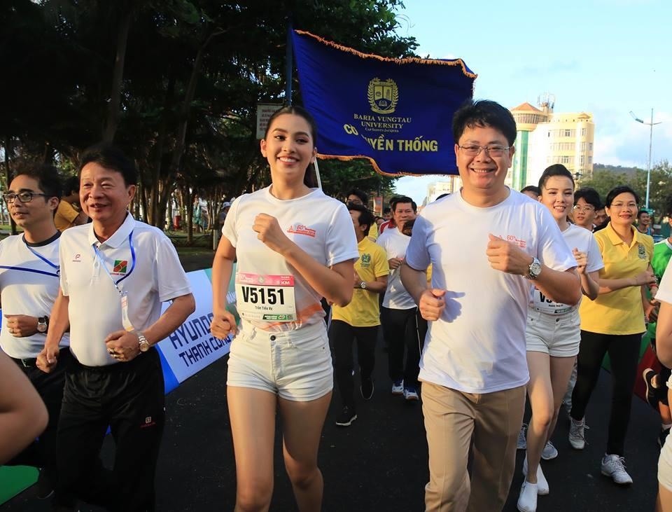 Hoa hau Tieu Vy rang ngoi tren duong chay giai Tien Phong Marathon anh 3
