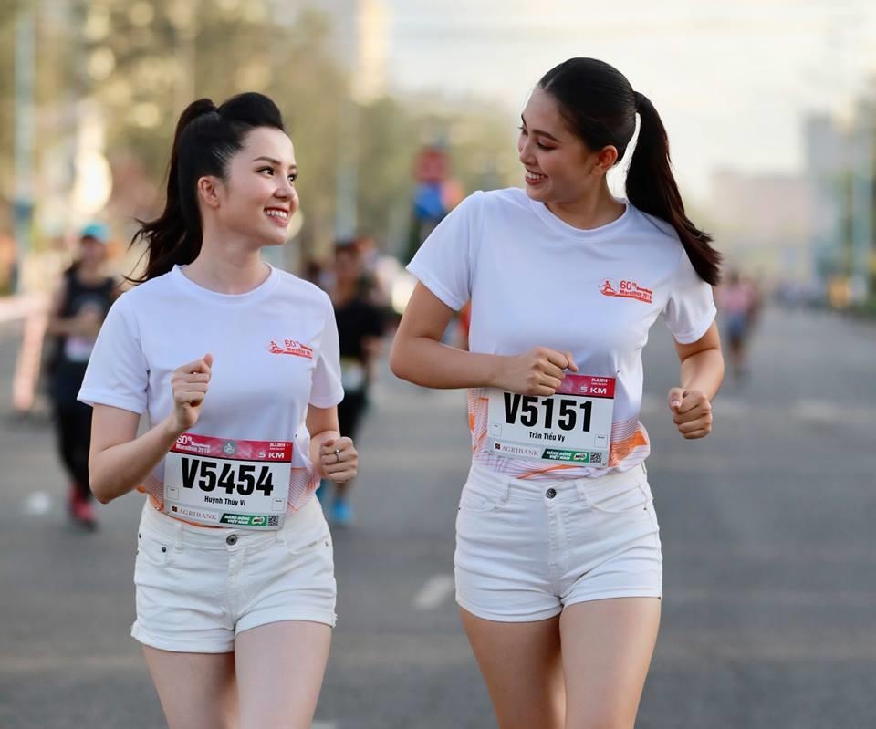 Hoa hau Tieu Vy rang ngoi tren duong chay giai Tien Phong Marathon anh 5