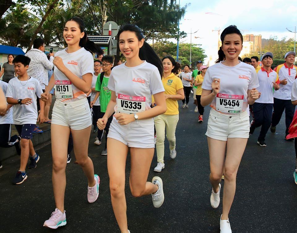 Hoa hau Tieu Vy rang ngoi tren duong chay giai Tien Phong Marathon anh 6