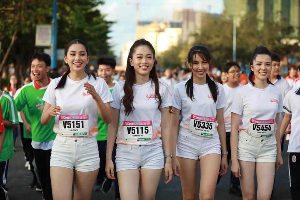 Hoa hau Tieu Vy rang ngoi tren duong chay giai Tien Phong Marathon anh 4
