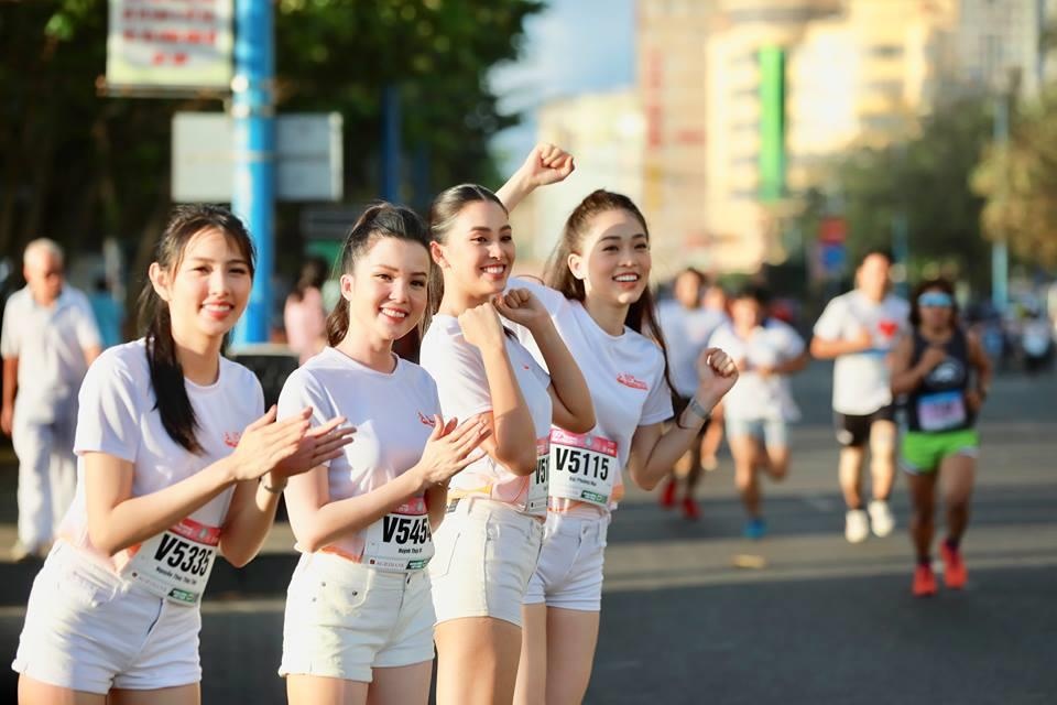 Hoa hau Tieu Vy rang ngoi tren duong chay giai Tien Phong Marathon anh 7